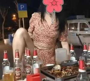 美女回酒(美女醉酒后霸气外露，叉开裙子脚踩酒桌，网友：这谁敢要)