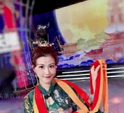 40岁的广东珠江台美女云菲：已嫁梁宇生子多年，生活幸福美满