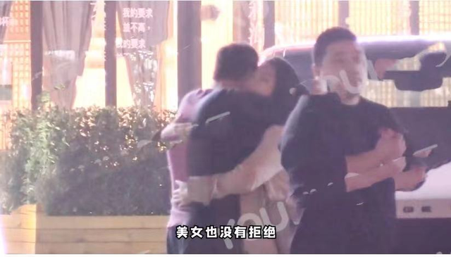 杨坤醉酒后放飞自我，与两位美女当街亲密，主动亲吻搂腰举止随便