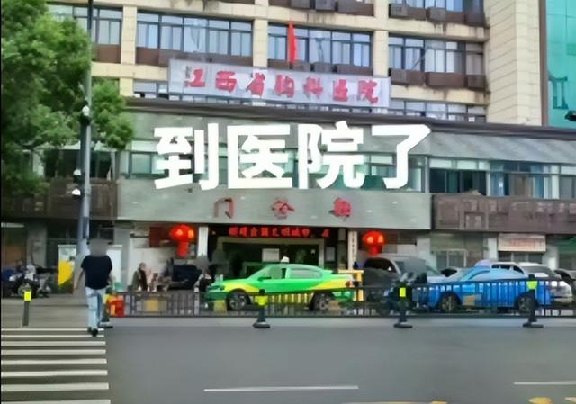 女友被流浪猫抓伤，男大学生竟用嘴吸伤口清理，医生也要求打疫苗