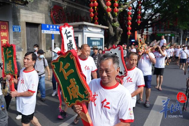 广州荔湾泮塘400多岁“老龙”起水，女子龙船队迎10周年