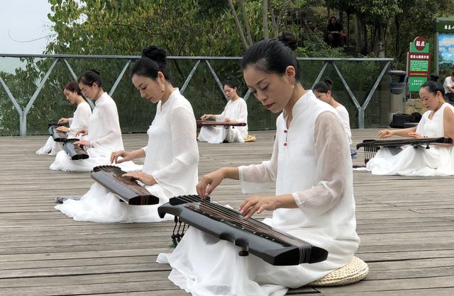 湖北宜昌：一群美女露天野外巡奏古琴，山水入琴爱国入心