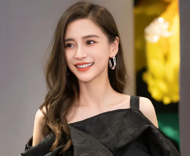 网爆黄晓明当众摸女友屁股，浪漫约会同居，新女友酷似Angelababy