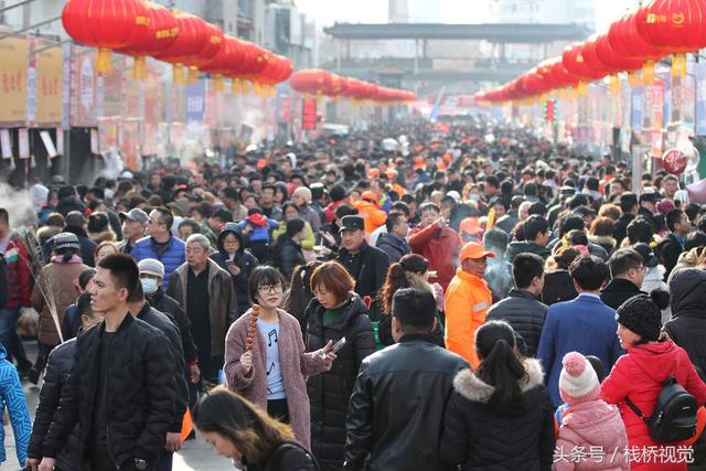 美食谁不爱？青岛庙会饕餮百态看得流口水，美女吃糖球不颇形象