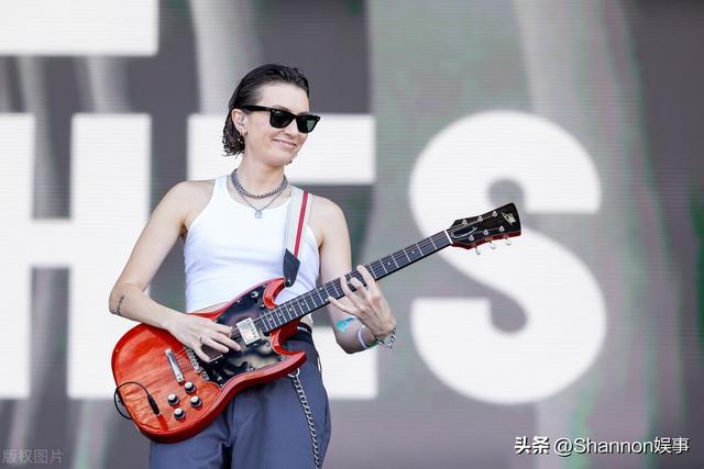 BottleRock音乐节 性感金发红唇美女 黑丝透明性感上衣 大白腿！