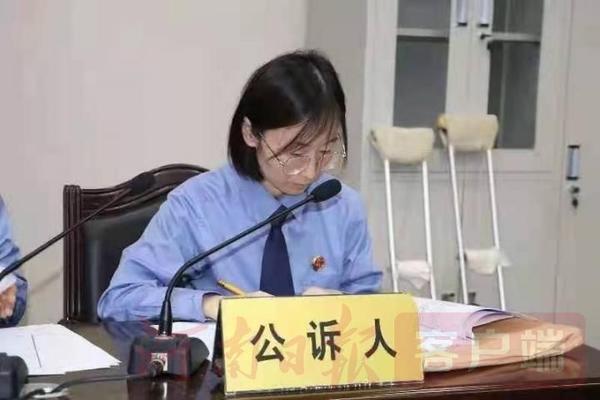 这位女检察官架起双拐出庭公诉