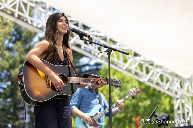 BottleRock音乐节 性感金发红唇美女 黑丝透明性感上衣 大白腿！