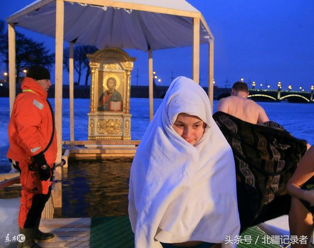 俄罗斯美女-35℃冰浴越冷越欢实，被冻得嗷嗷叫争先恐后往水里跳