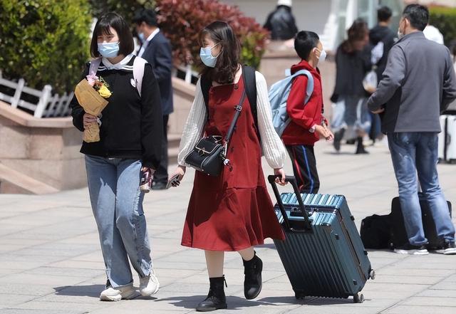 9年前，四川一女大学生弑母，被抓全程微笑，谁让她嘲笑我