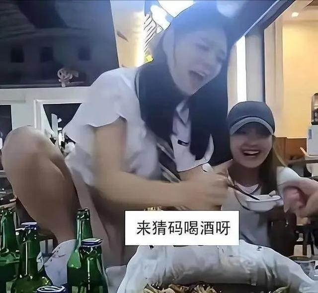 美女醉酒后霸气外露，叉开裙子脚踩酒桌，网友：这谁敢要