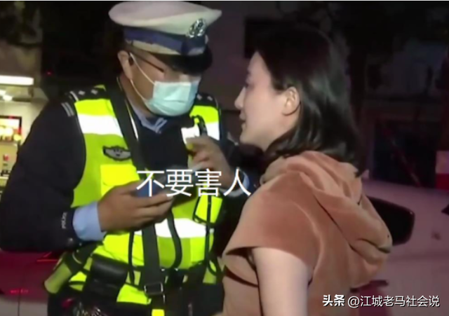 我要我男朋友扶！武汉一女子开豪车拒绝查酒驾，被双脚悬空架走