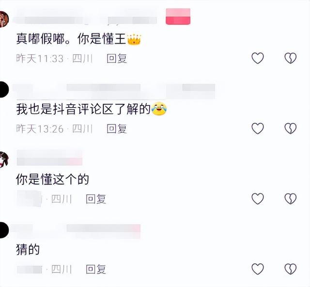 离谱，女子戴纯黑头套在商场躺卧并爬行，网友：在成都这很正常