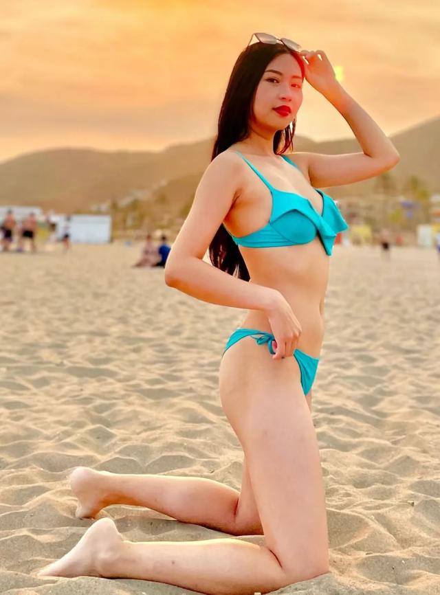 27岁性感美女在海边沙滩上拍的写真照