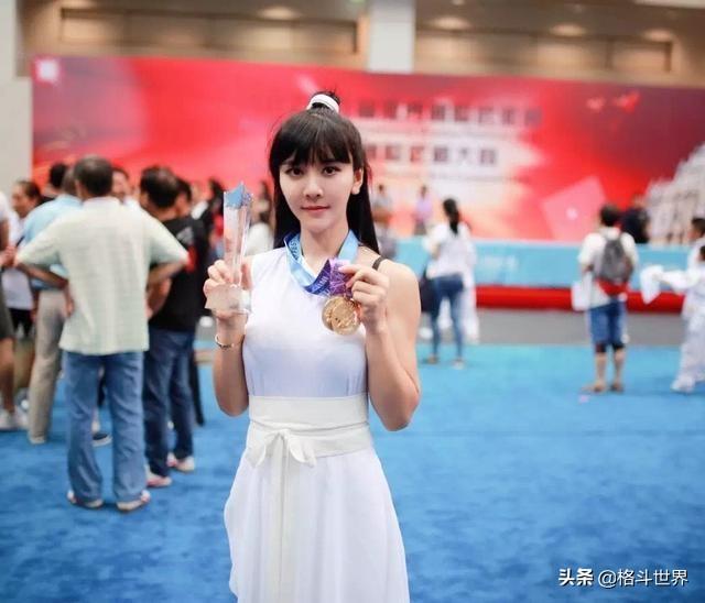 太极美女，练习太极“神功”让她们变得如仙子，身材挺拔功力深厚