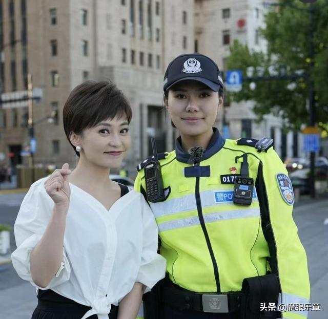 上海女主播舒怡大赞“外滩帅警察”，合影变身“小迷妹”