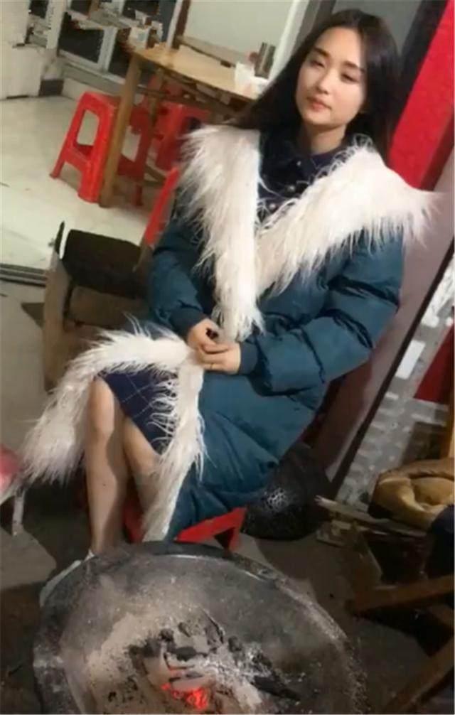 18岁美女把“脚”伸进火盆里暖脚，突然一脚踩下去，下一幕傻眼了