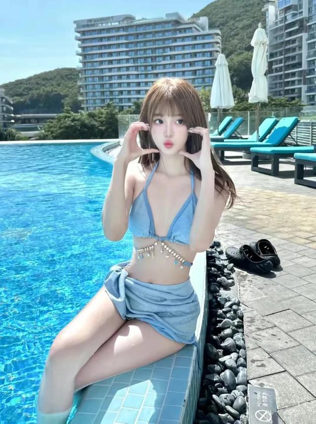 22岁蓝色比基尼美女游泳馆拍的写真照