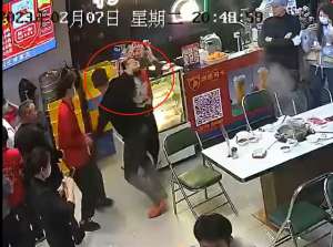 美女骂男子(醉酒男在火锅店摸女子屁股被骂“变态”，深圳警方：在侦办中)