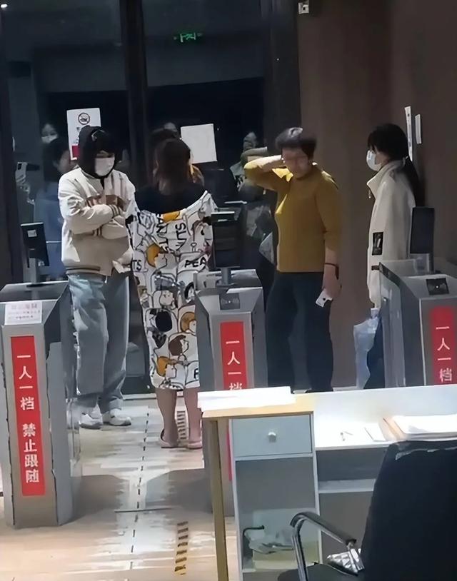 男生混进女生寝室，扒掉女生衣服，监控曝光