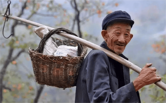 少女竟被大叔带到酒店，美女主动脱去衣服，献身五十岁的老男人!