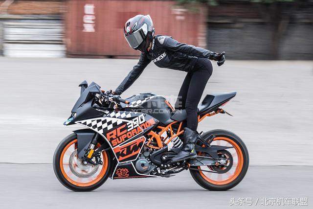 美女骑士“大橙子”和她的KTM RC390