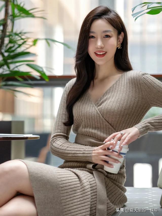 丝织纯欲连衣裙美女