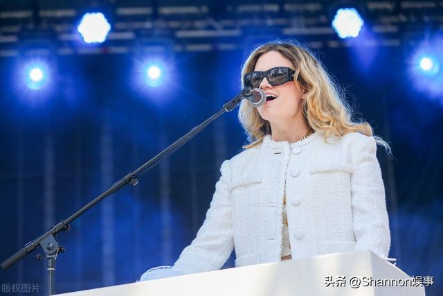 BottleRock音乐节 性感金发红唇美女 黑丝透明性感上衣 大白腿！