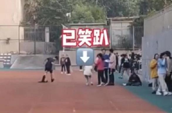 哈哈哈哈，某大学操场女生跑步罩罩脱落，网友：是罩还是小肚子？