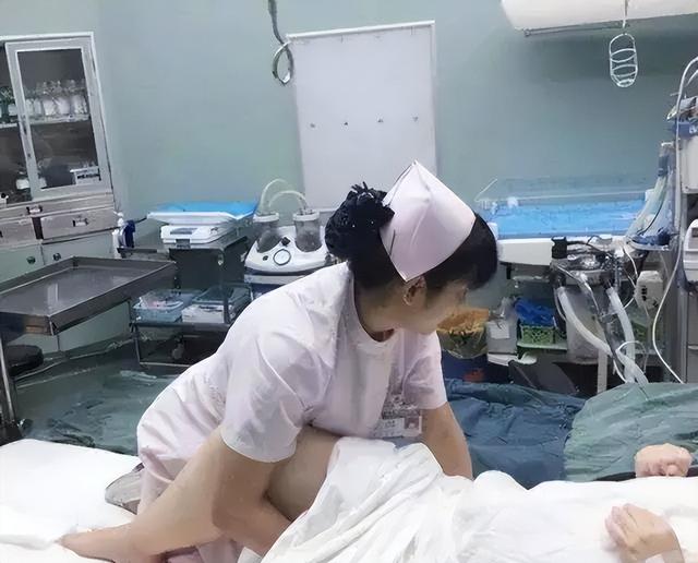 女护士处理男患者隐私部位，会感觉尴尬吗？23岁美女护士说出经历