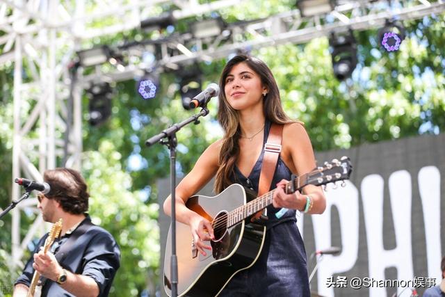 BottleRock音乐节 性感金发红唇美女 黑丝透明性感上衣 大白腿！