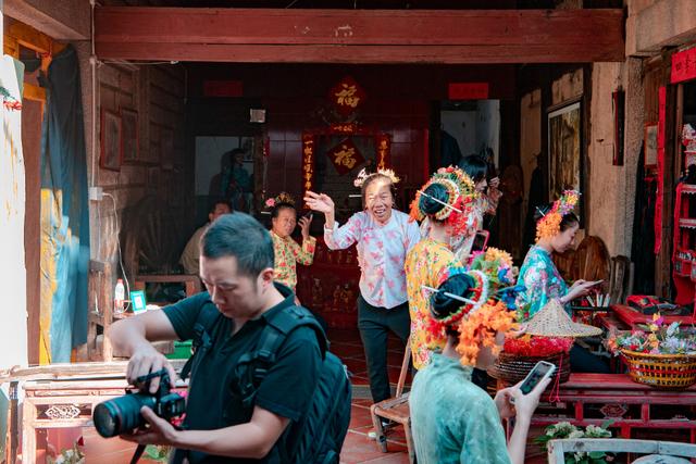 泉州丨神秘的三大渔女之蟳埔女，人人头上都戴花