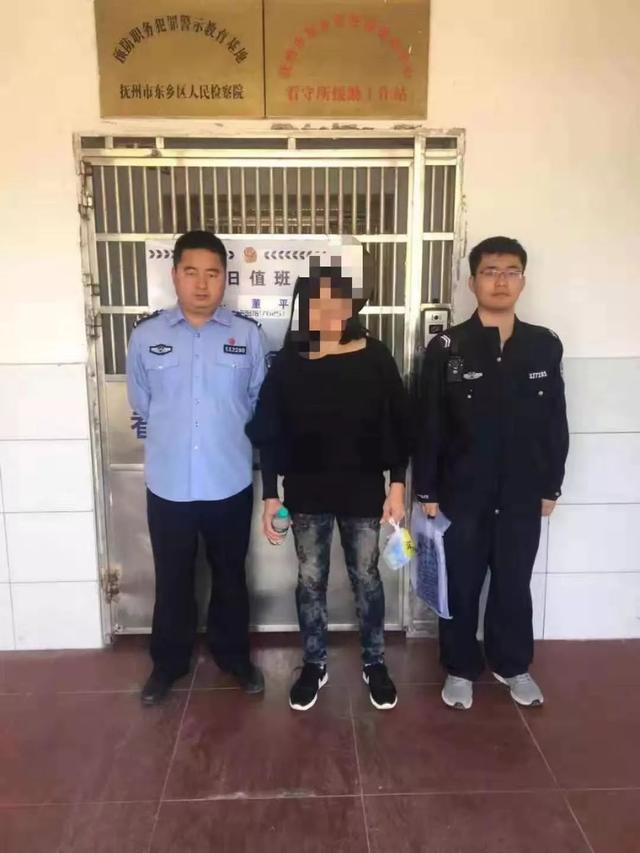 抚州一女子街头发卡片被抓，警方揭秘“美女服务”背后的陷阱