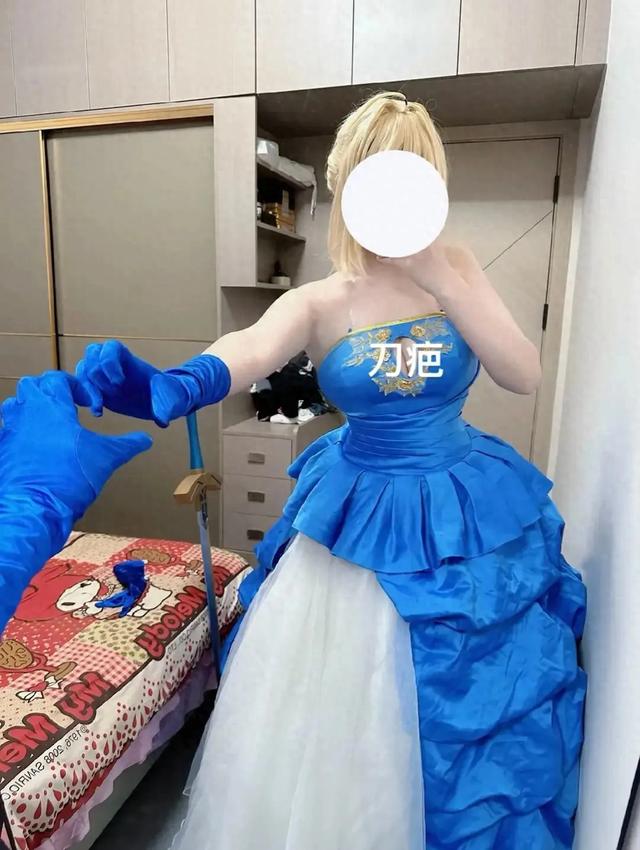 身材极好的美女在房间拍cosplay，太美了！网友：这身材谁顶得住