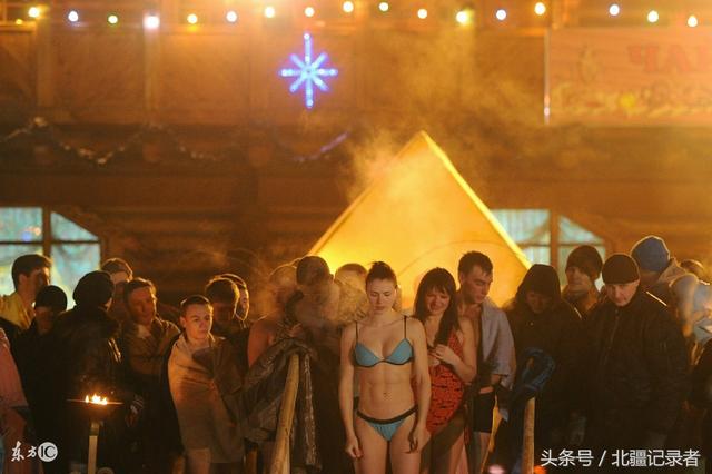 俄罗斯美女-35℃冰浴越冷越欢实，被冻得嗷嗷叫争先恐后往水里跳