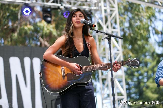 BottleRock音乐节 性感金发红唇美女 黑丝透明性感上衣 大白腿！