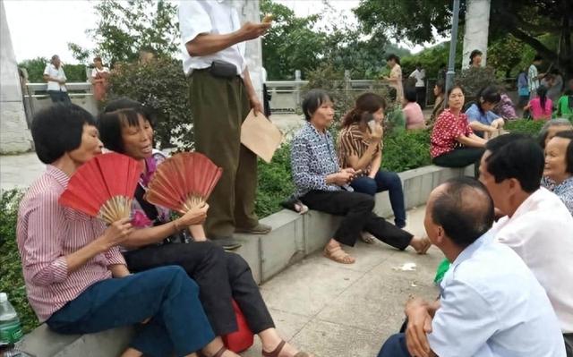 女子与两男子洗鸳鸯浴，事后视频曝光，女子：我已身败名裂