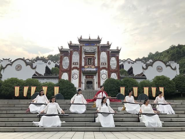 湖北宜昌：一群美女露天野外巡奏古琴，山水入琴爱国入心