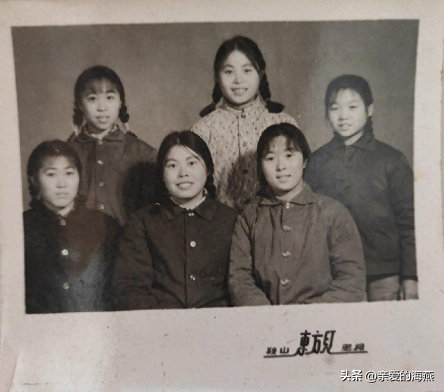 70年代的青春美女照，扎着小辫子，穿着朴素，但是质朴纯真很干净