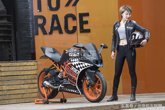 美女骑士“大橙子”和她的KTM RC390