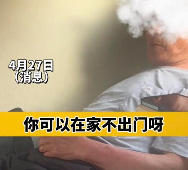 女子坐火车网曝隔壁大爷脚臭，被反怼：臭你活该，网友却先吵起来