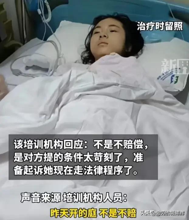 太可怕了！在重庆，一个17岁的女孩练习压腿