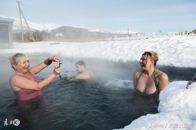 俄罗斯美女-35℃冰浴越冷越欢实，被冻得嗷嗷叫争先恐后往水里跳