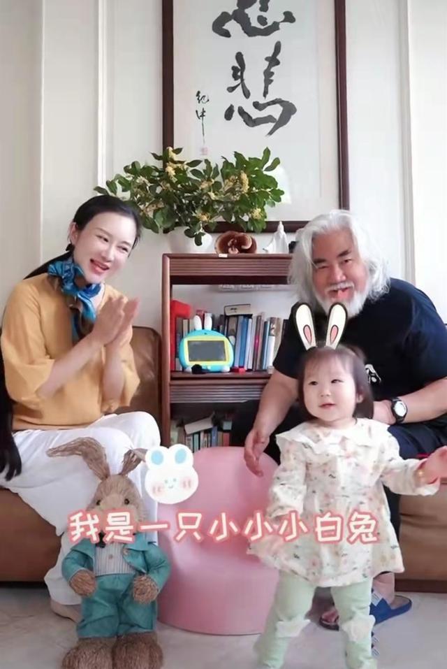 70岁张纪中亲吻女儿脚丫，与女儿互动满脸幸福，父女长相复制粘贴