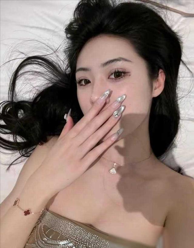 惊艳！女篮00后美女卓识，身高1米9，颜值与实力并存！