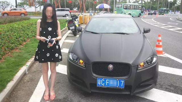 90后美女司机光脚开豪车上路！交警直接叫停！损失近8000块