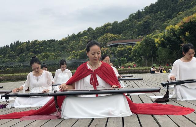 湖北宜昌：一群美女露天野外巡奏古琴，山水入琴爱国入心