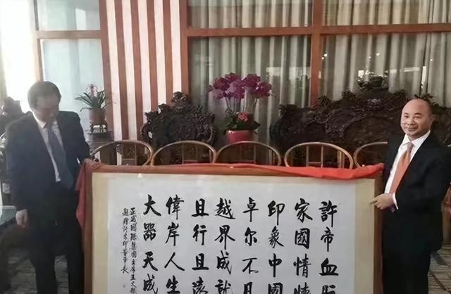 许家印自称主席！欠债两万亿，祖坟雇保安，并在家中组建美女后宫