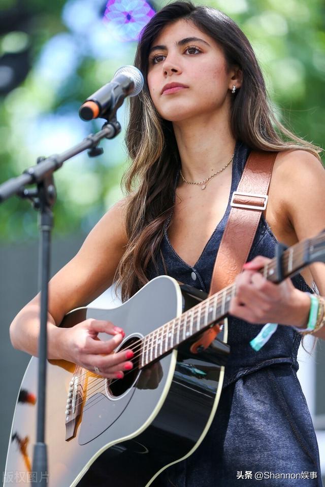 BottleRock音乐节 性感金发红唇美女 黑丝透明性感上衣 大白腿！