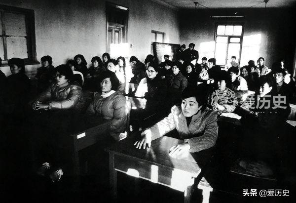 80年代延吉老照片：西市场里的狗肉摊 延边大学里淳朴的女大学生