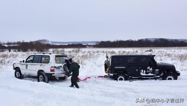 冰天雪地里，车子趴窝惹人急；美女路见有难，伸手相助解忧愁